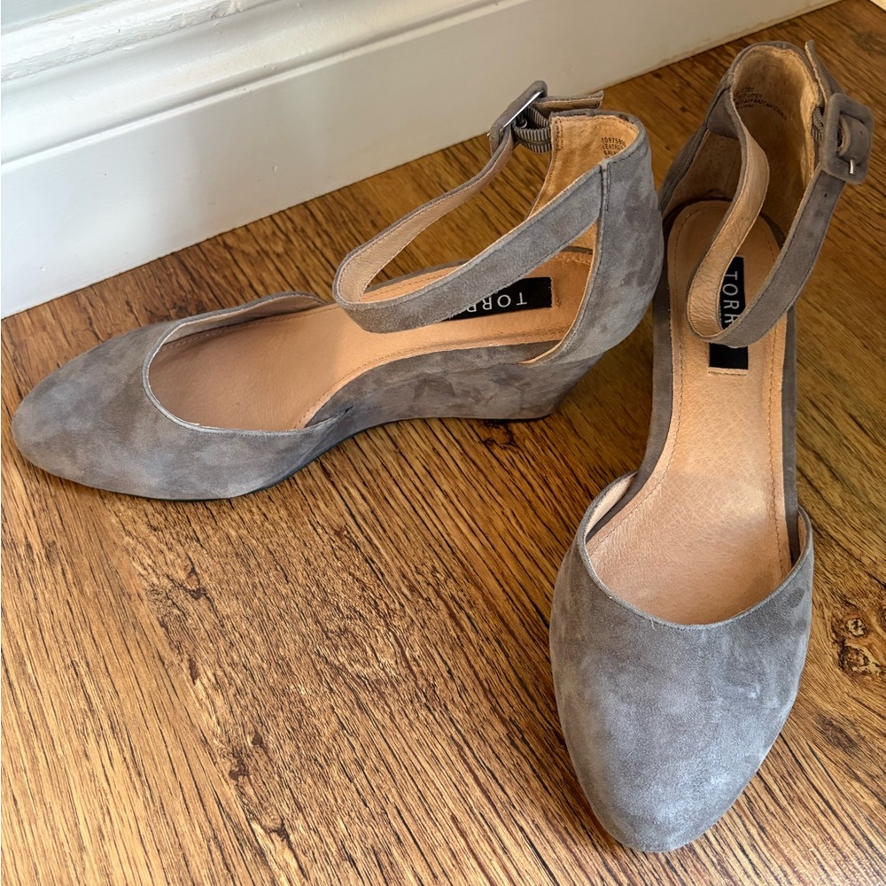 Torrid Gray Suede Wedge Shoes sz 10 NWOT